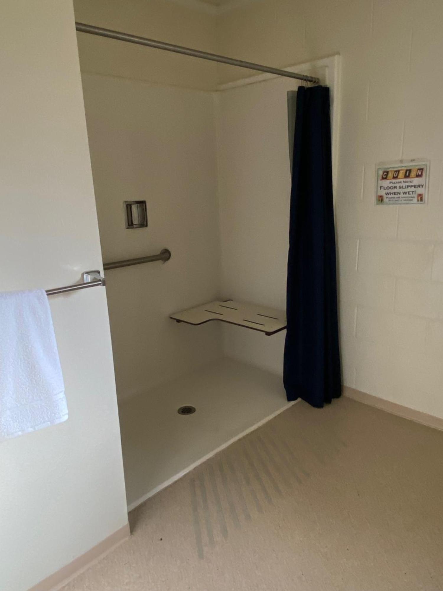הפי קאמפ Forest Lodge Motel מראה חיצוני תמונה
